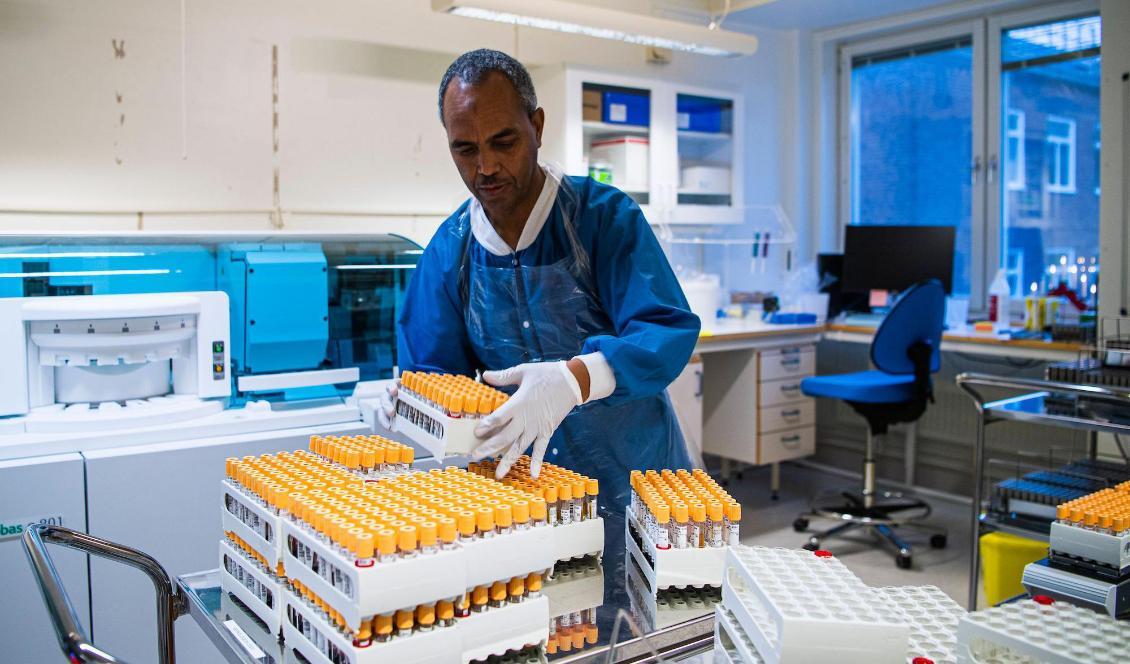 På Karolinska Universitetslaboratoriet i Stockholm tar man emot prover från personer som testats för covid-19. Proverna körs sedan i en speciell maskin för PCR-testning. Foto: Jonathan Nackstrand/AFP via Getty Images