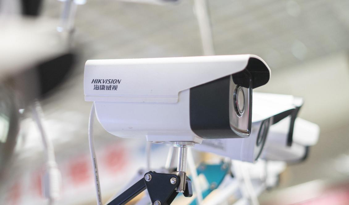 På bilden syns en övervakningskamera av det kinesiska märket Hikvision. Foto: Fred Dufour/AFP via Getty Images