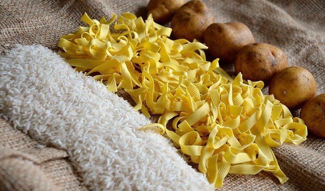 För att minska risken för hjärt-kärlsjukdom bör man undvika en kost med en stor andel snabba kolhydrater, och istället öka mängden grönsaker, baljväxter och fullkorn, visar en ny studie. Foto: Pixabay