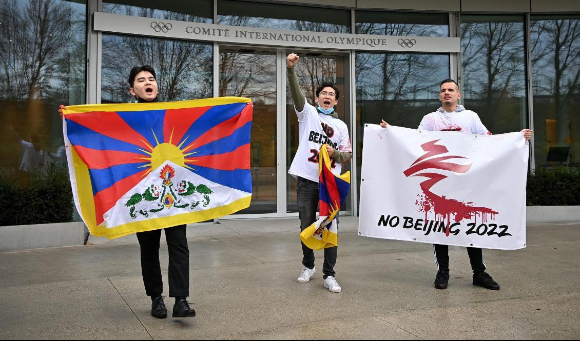 Aktivister framför Olympiska kommitténs huvudkvarter i Lausanne i Schweiz under en protest mot OS i Peking 2022. Foto: Fabrice Coffrini/AFP via Getty Images