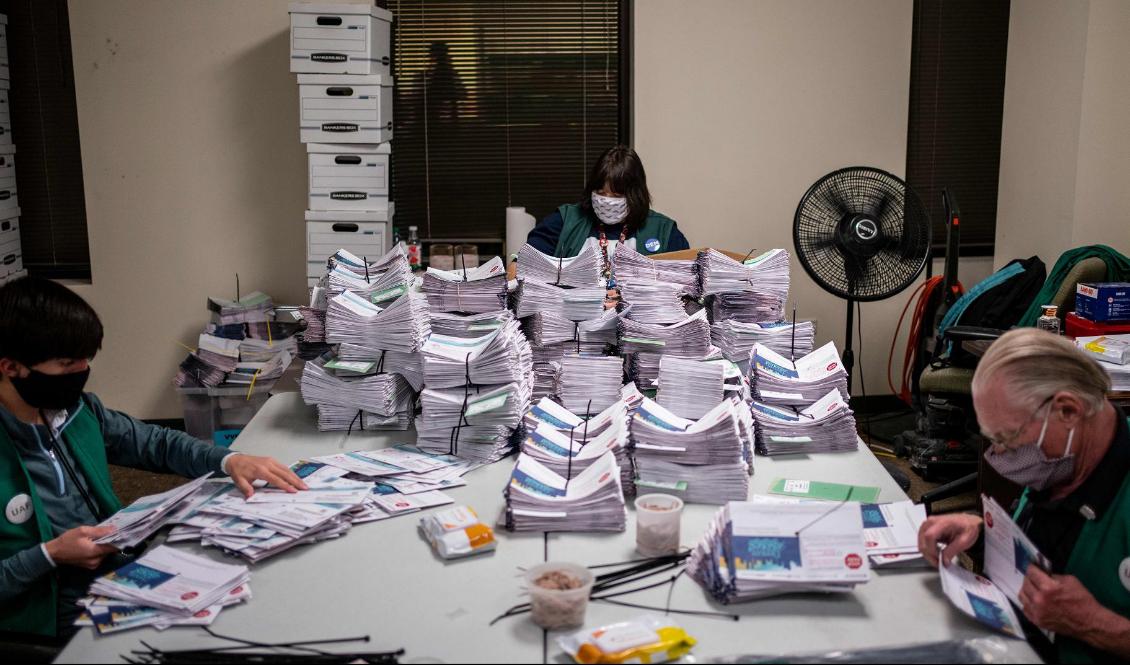 Röster räknas i Denver i Colorado den 3 november 2020. Personerna i bilden har inget med artikeln att göra. Foto: Chet Strange/AFP via Getty Images