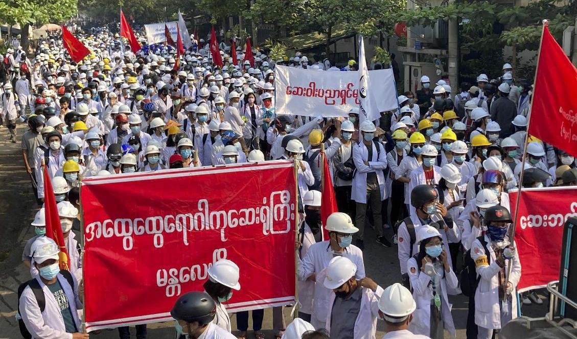 Demonstration i Myanmars andra stad Mandalay på söndagen. Foto: AP/TT