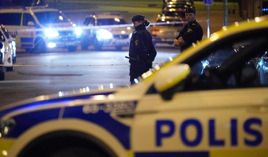 
Polis och avspärrningar på Fredriksbergsgatan i Malmö efter en detonation på söndagskvällen. Foto: Johan Nilsson/TT                                            