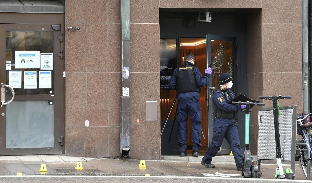 Polisen undersöker skador som misstänks komma från en explosion vid entrén till en fastighet i centrala Stockholm. Foto: Henrik Montgomery/TT