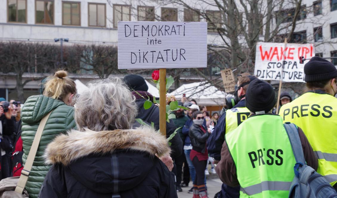 





I demonstrationen i Stockholm den 20 mars syntes plakat och blommor. Foto: Emil Almberg                                                                                                                                                                                                                                                                        