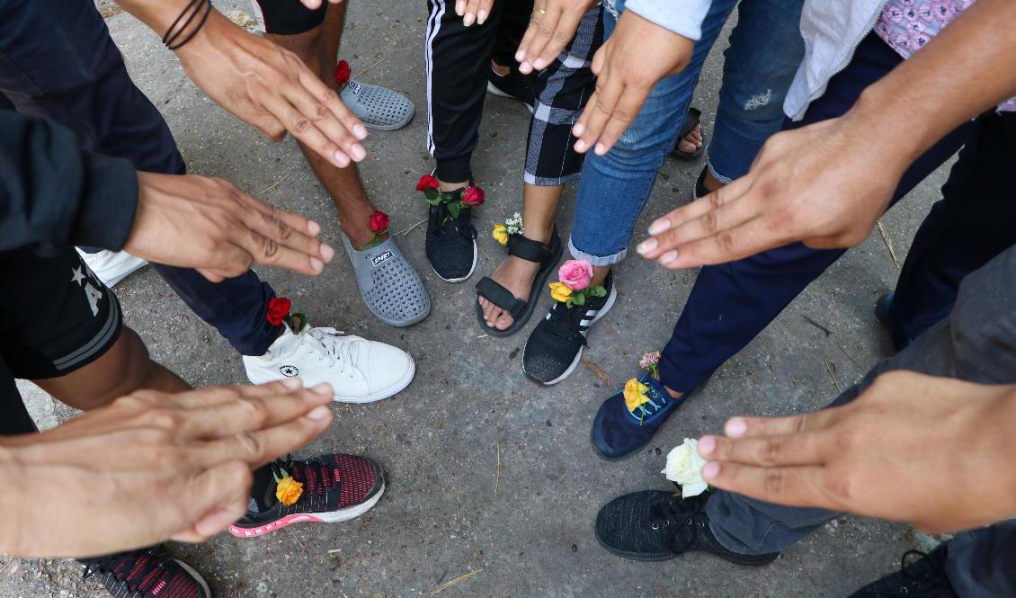 Demokratidemonstranter gör den regimkritiska trefingersymbolen under en demonstration i Rangoon under torsdagen. Foto: AP/TT