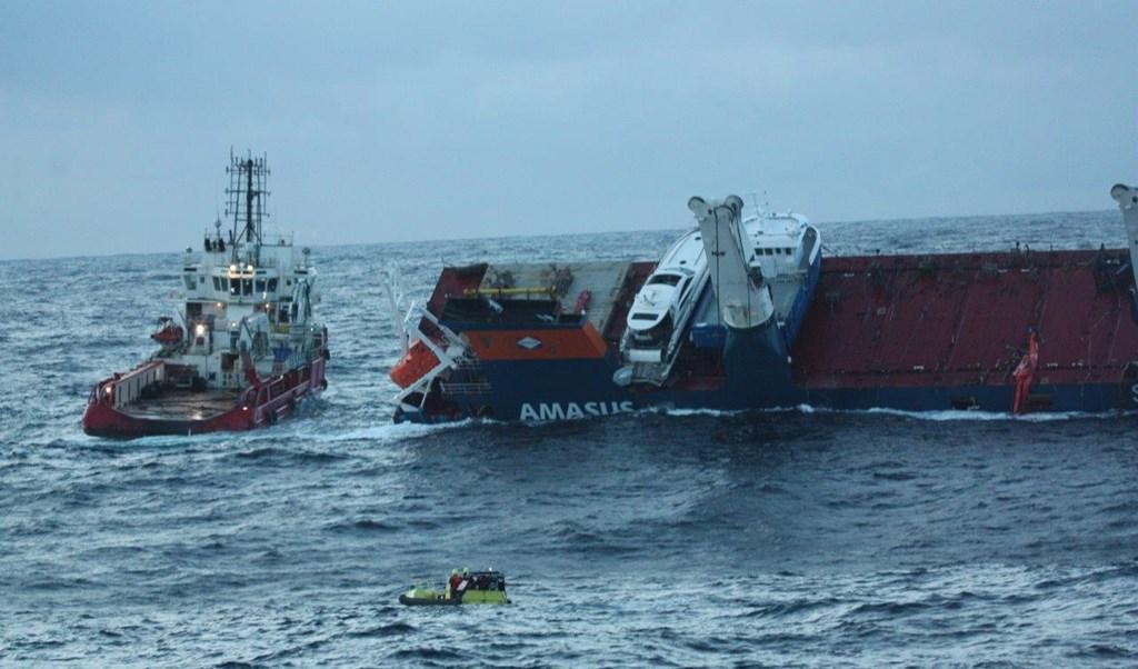 Det nederländska lastfartyget Eemslift Hendrika som hamnade i sjönöd utanför Norge i måndags bogseras till land av det norska sjöfartsverket. Foto: KV Bergen/Kystvakten via NTB/TT