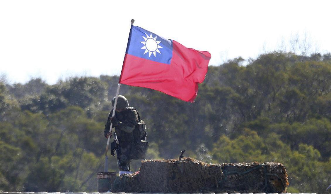 En soldat håller den taiwanesiska flaggan under en militärövning i norra Taiwan. Arkivbild. Foto: Chiang Ying-ying/AP/TT