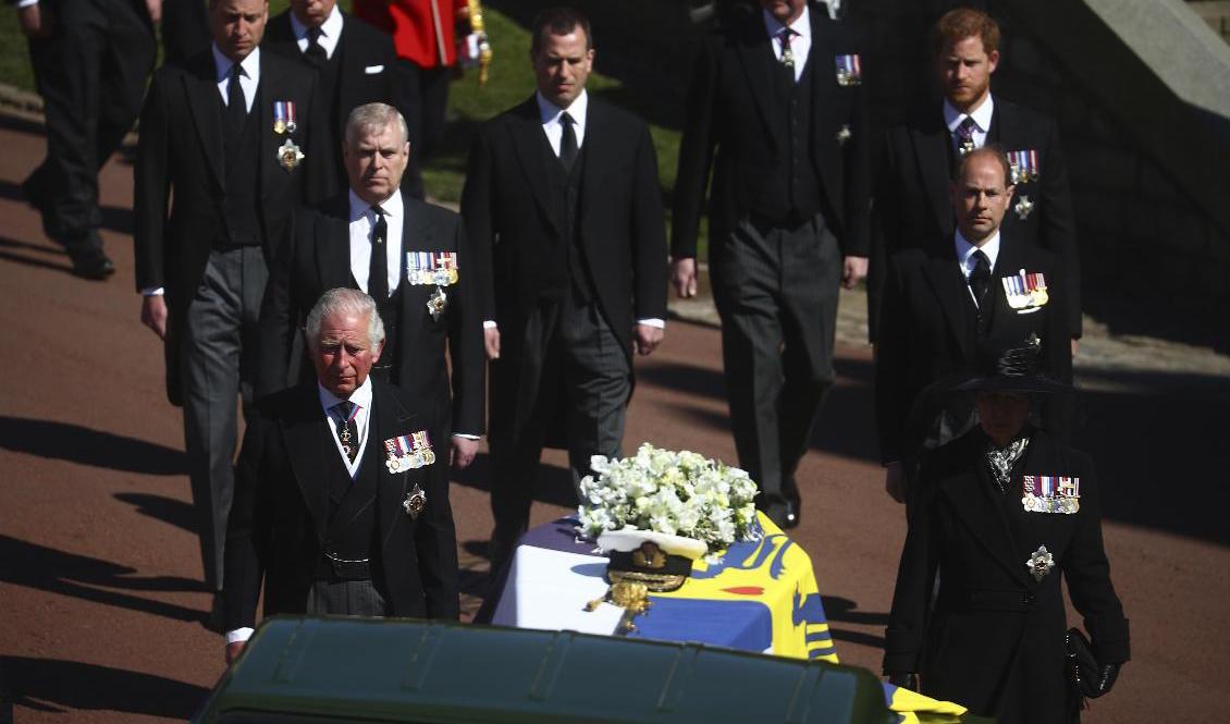 Bakom prins Philips kista gick prins Charles, prinsessan Anne, prins Edward, prins Andrew, prins William, prins Harry och deras kusin Peter Philips. Foto: Hannah McKay/AP/TT