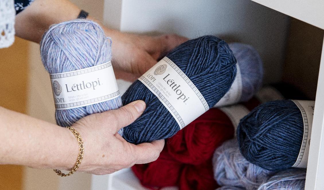 Mest efterfrågat är garn till islandströjor. Det går åt tio nystan till en tröja. Marie Wirensten på Garnpunkten i Dalby har bara 30 nystan kvar och när det kan levereras fler är oklart. Foto: Johan Nilsson/TT