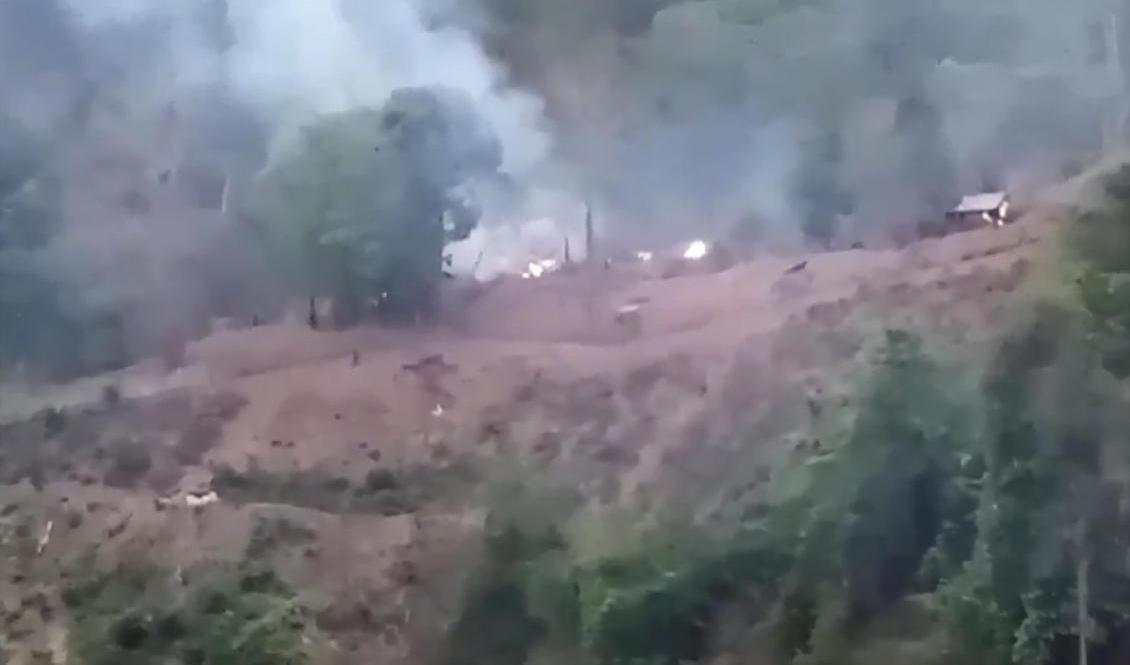 
På denna stillbild från en videoinspelning tagen av thailändska gränssoldater syns rök stiga från en myanmarisk armépostering i delstaten Karen. Foto: Transborder News via AP/TT                                            