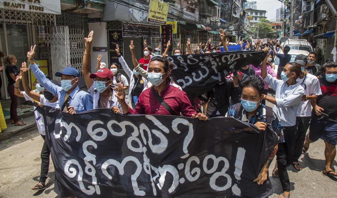 Prodemokratiska protester i Myanmars största stad Rangoon i veckan. Foto: AP/TT