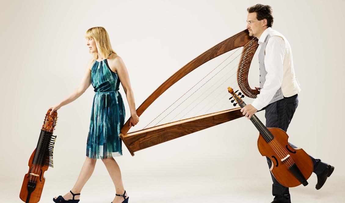 Erik Ask Uppmark och Anna Rynefors är folkmusiker som uppträder med medeltida musik. Under pandemin har de hållit digitala konserter varje vecka. Foto: Jens Nordström