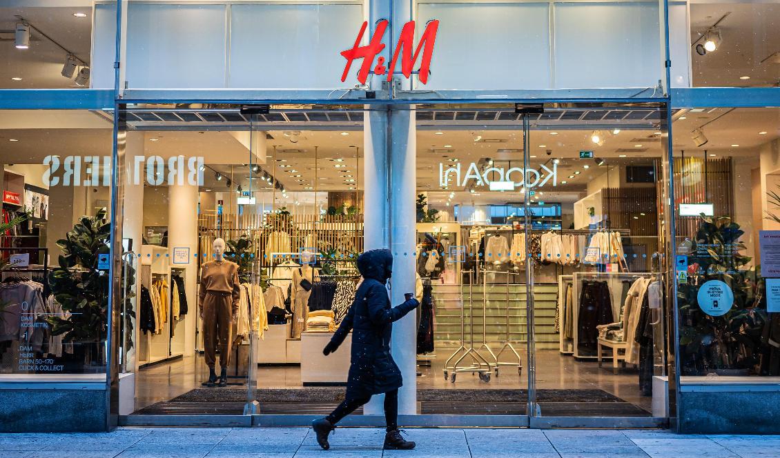 




”Vi vill samarbeta med alla relevanta intressenter för att vara en del av lösningen och gemensamt bygga en mer hållbar modeindustri”, skriver H&M i ett uttalande efter att företaget bojkottats i Kina. Foto: Sofia Drevemo

                                                                                                                                                                                