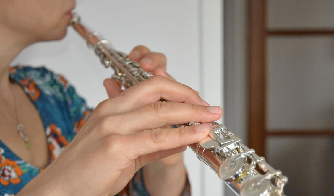 En tvärflöjtist deltar i den digitala flöjtfestivalen. Foto: Frederic Inghammar