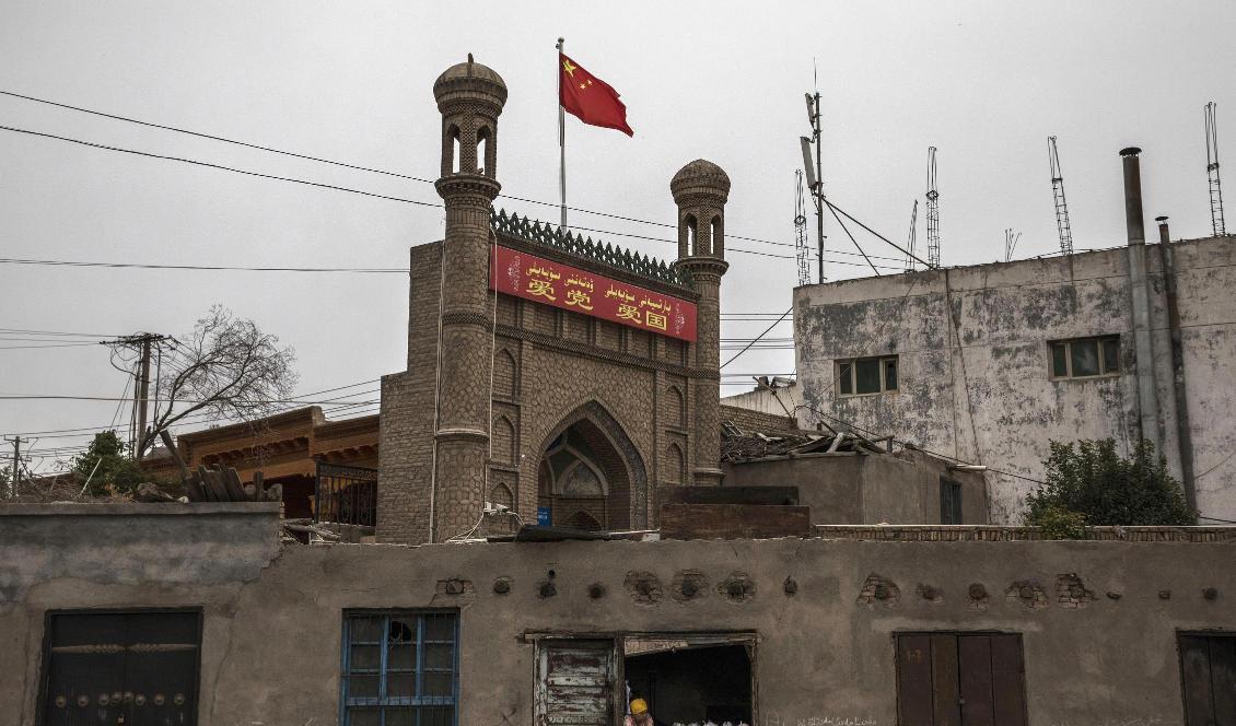 
En kinesisk flagga syns på en moské i staden Kashgar i Xinjiangregionen i Kina. Foto: Kevin Frayer/Getty Images                                            