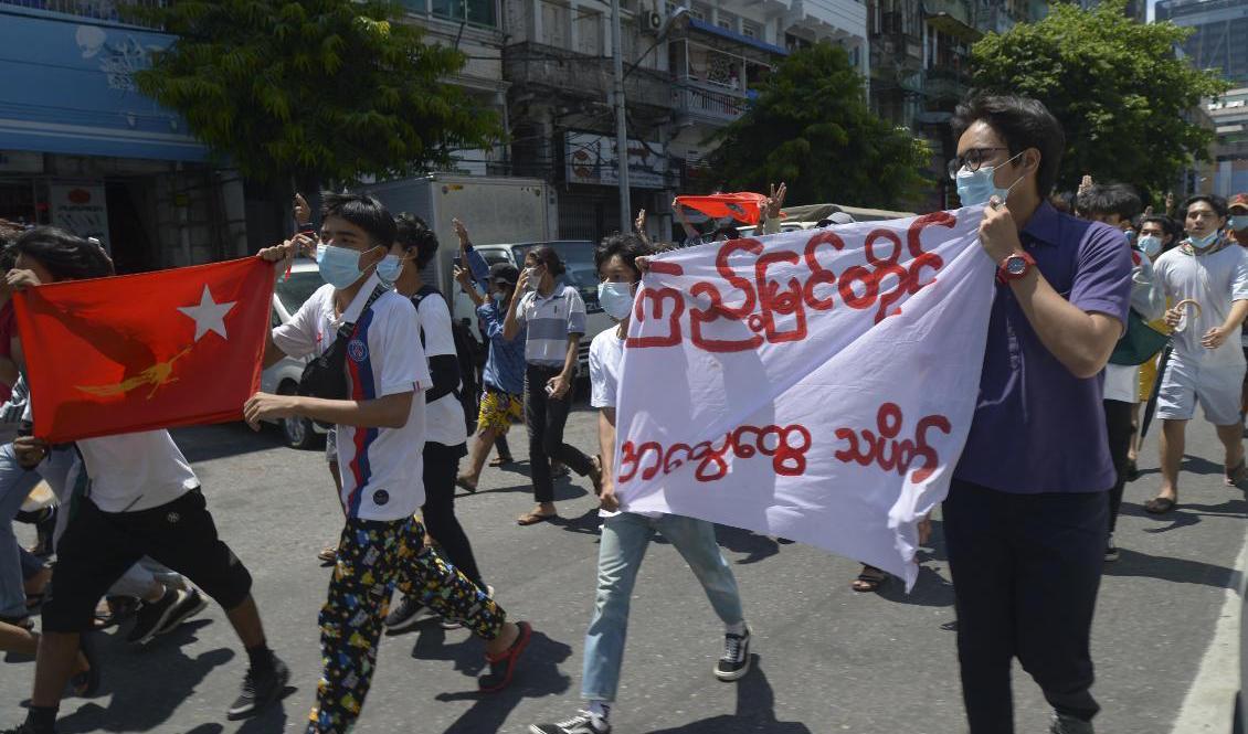 Protester mot Myanmars militärstyre i storstaden Rangoon i helgen. Foto: AP/TT