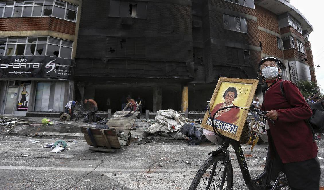 Ett hotell har plundrats och satts i brand under demonstrationer i Cali, Colombia. Foto: Andres Gonzalez/AP/TT