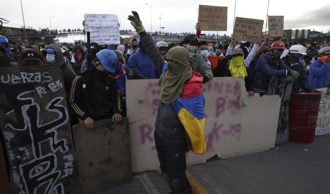 Demonstranter i Bogotá. Att försöka höja skatten för en stor del av befolkningen under pandemin blev startskottet för protesterna. Foto: Fernando Vergara/AP/TT