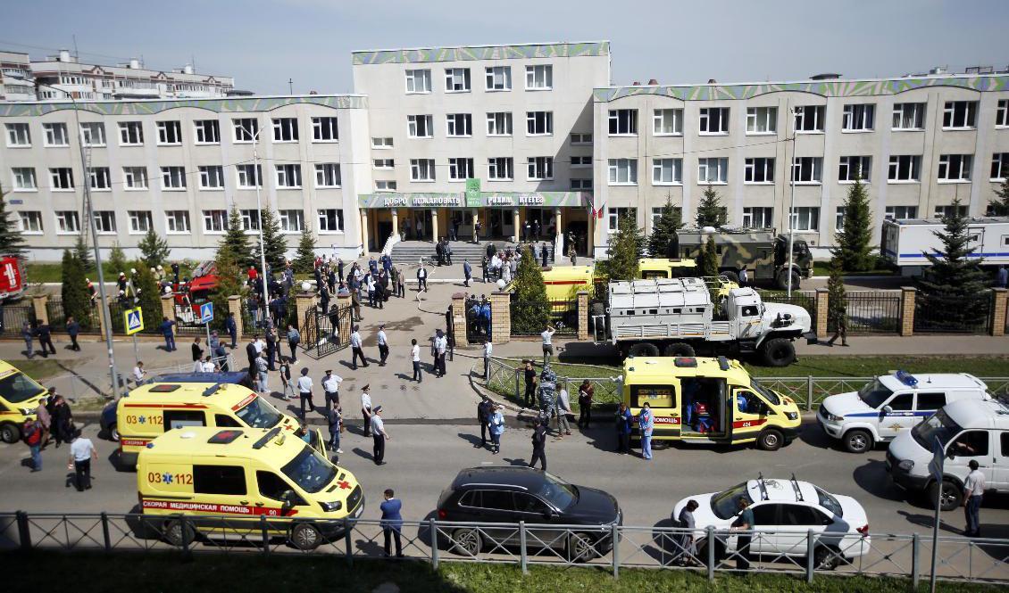 Ambulanser och polisbilar utanför skolan i Kazan efter dådet. Foto: Roman Kruchinin/AP/TT
