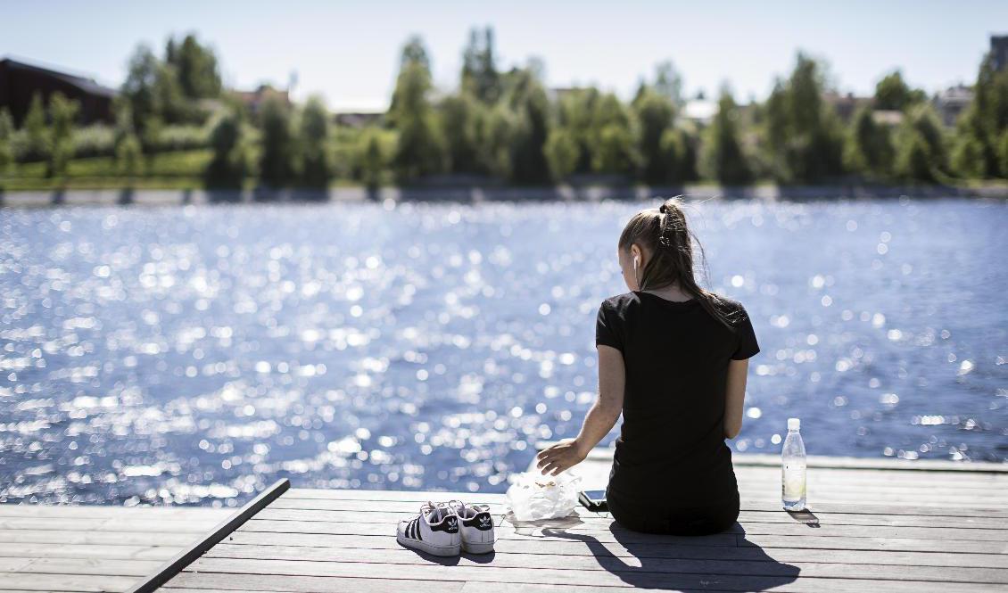 De kommande dagarna ser ut att bjuda på sol och drygt 20 grader på flera håll, men framåt helgen väntas ostadigare väder med skurar. Foto: Paulina Holmgren/TT