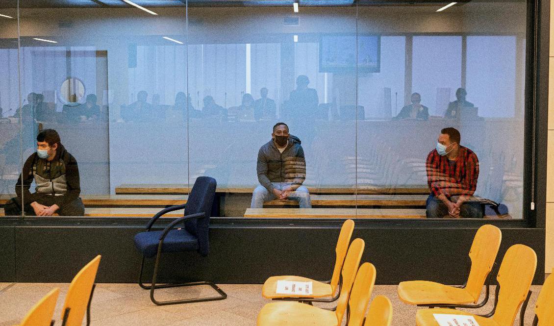 På bilden syns de tre dömda männen i samband med att rättegången började mot dem. Arkivbild. Foto: AP/TT