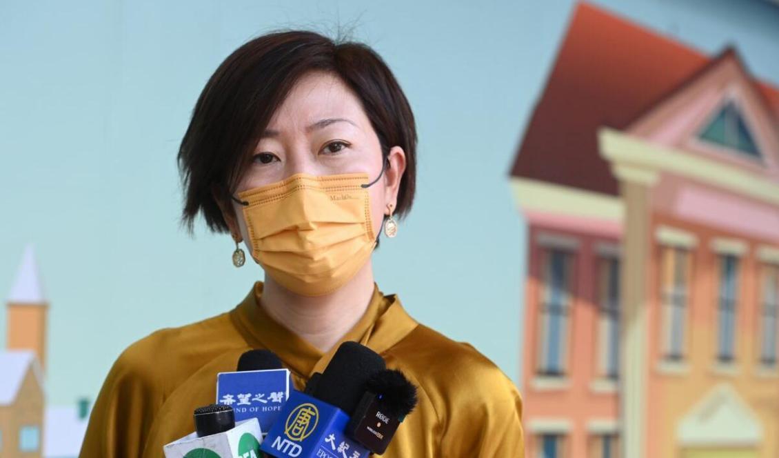 



Sarah Liang, en reporter för Epoch Times upplaga i Hongkong, talar till medier utanför Queen Elisabeth-sjukhuset i Hongkong den 11 maj 2021. Foto: Song Pi-lung                                                                                                                                                                                