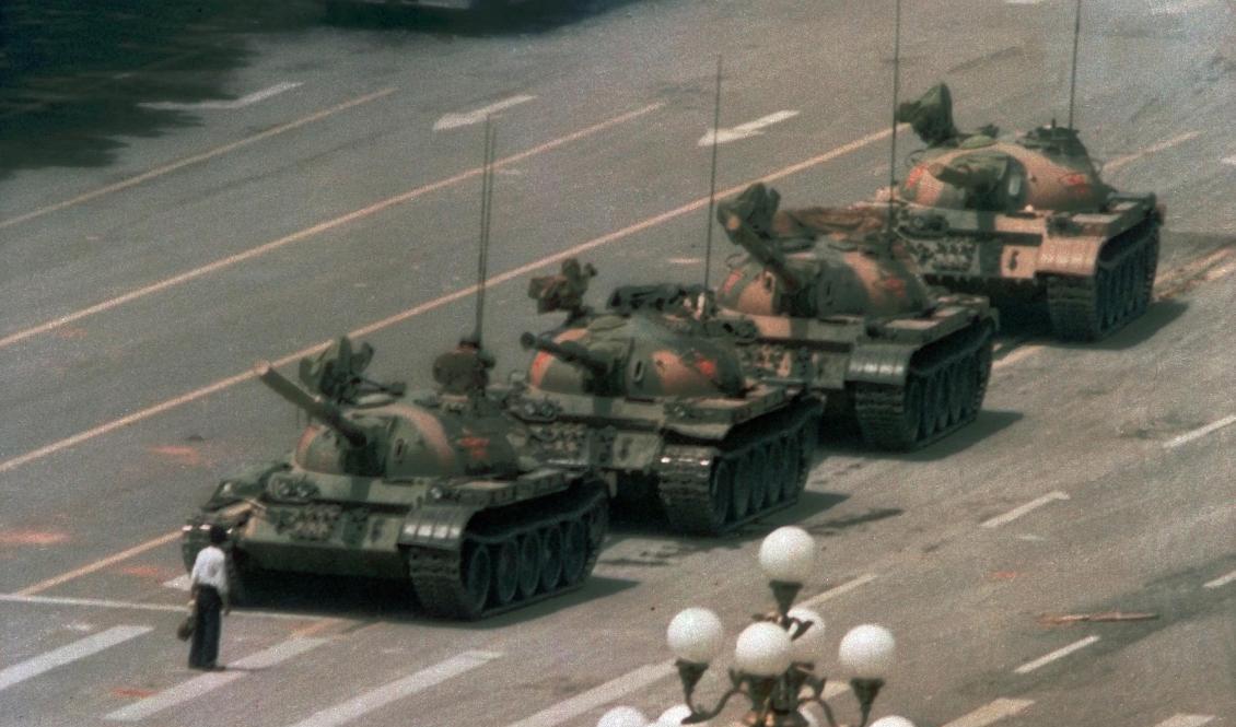 En ensam kinesisk man försöker stoppa stridsvagnar på Himmelska fridens torg i samband med massakern i juni 1989. Foto: Jeff Widener/AP/TT