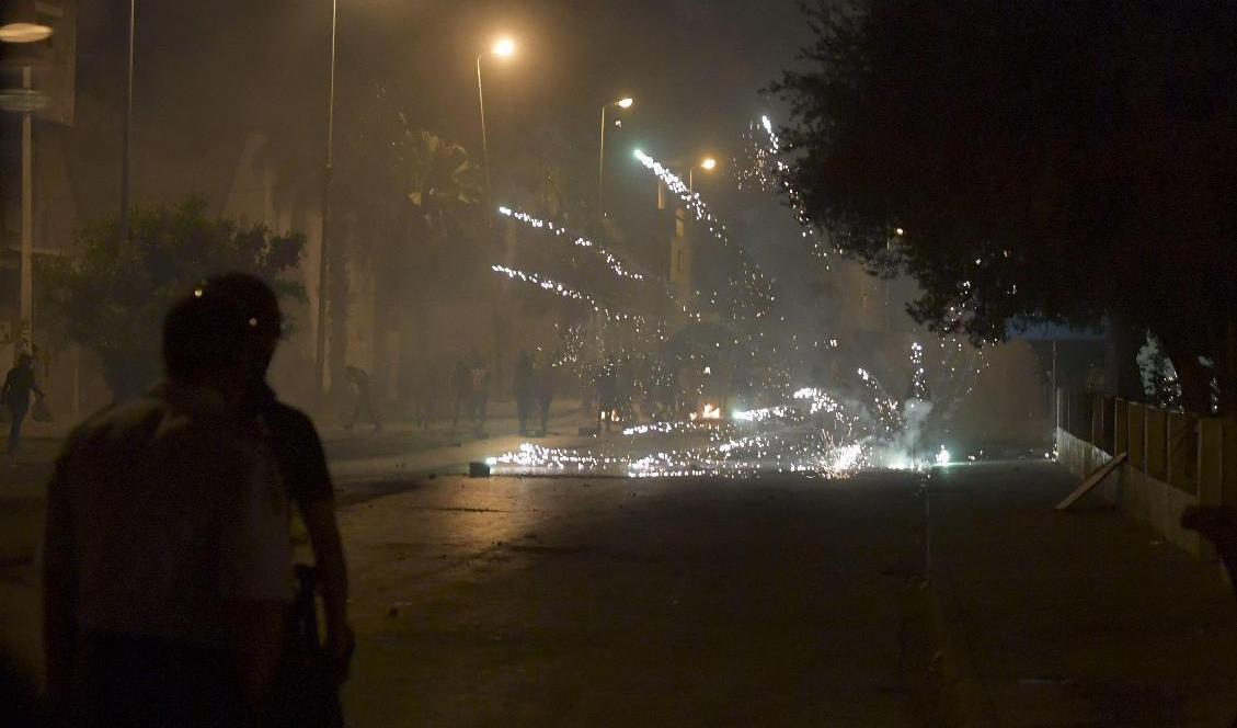 Tunisisk polis använder tårgas mot demonstranter. Foto: FETHI BELAID/AFP/TT