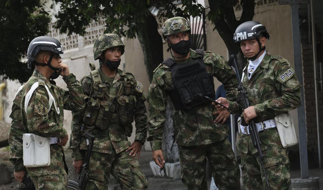 Soldater vaktar vid militärbasen där en bilbomb exploderade på tisdagen. Foto: Ferley Ospina/AP/TT