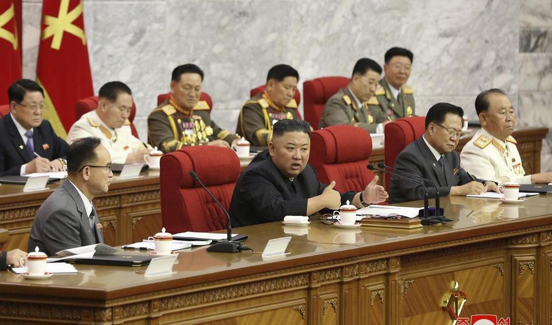 Kim Jong-Un uppmanar sina landsmän i Nordkorea att göra sig redo för både samtal och konfrontation med USA. Foto: KCNA/AP/TT