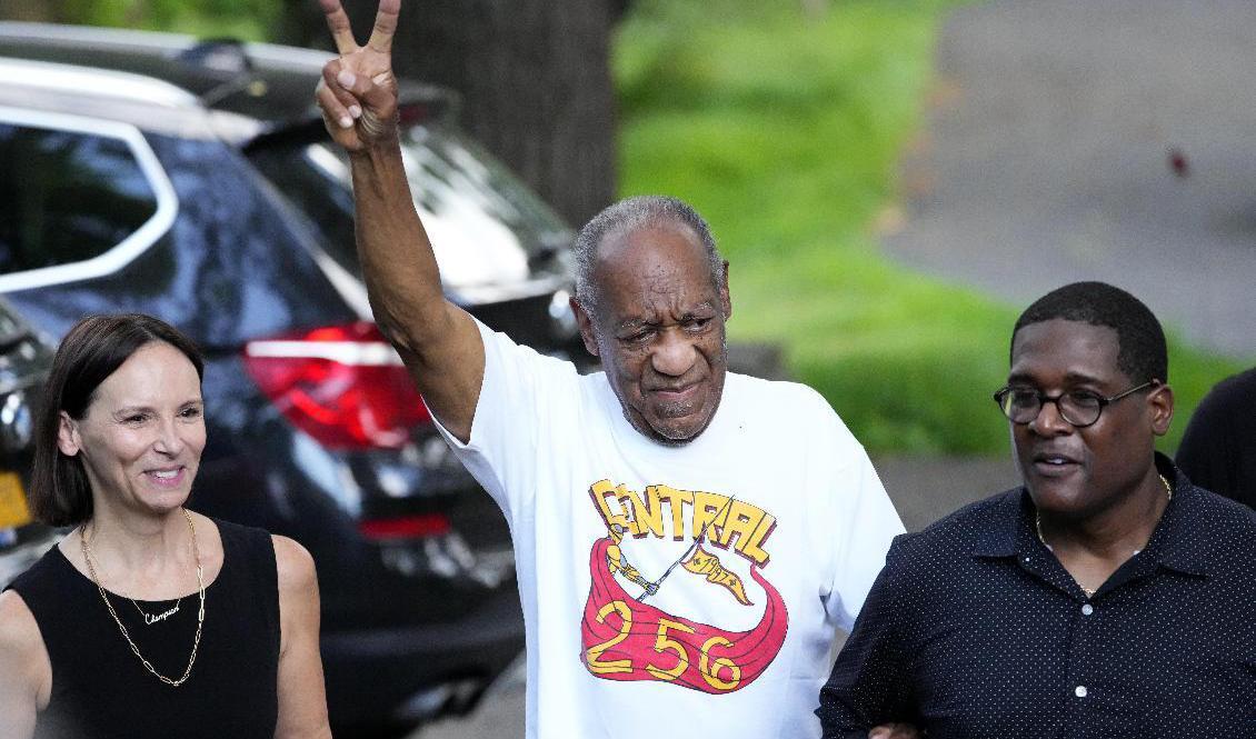 Bill Cosby, utanför sitt hem efter frisläppandet tillsammans med talespersonen Andrew Wyatt, till höger. Foto: Matt Slocum/AP/TT