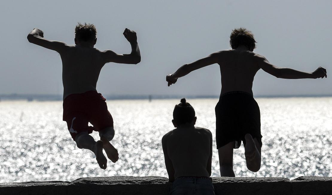 Ungdomar hittade pålar i vattnet vid en badbrygga i Fabbesjön, i Karlskrona kommun. Arkivbild. Foto: Johan Nilsson/TT