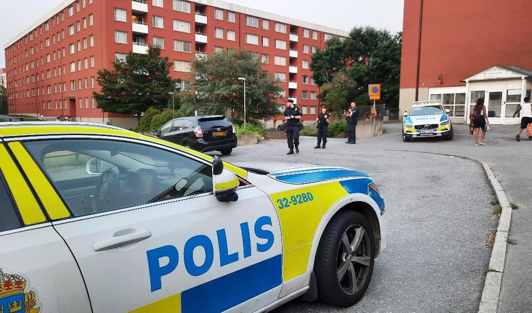 Poliser på plats i Flemingsberg där man fick in larm om skottlossning på lördagskvällen. Foto: Johan Jeppsson/TT