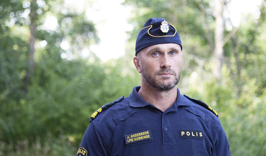 Johan Andersson är lokalpolisområdechef i Huddinge ser att tryggheten för de boende i Visättra nu är hotad. Foto: Ali Lorestani/TT