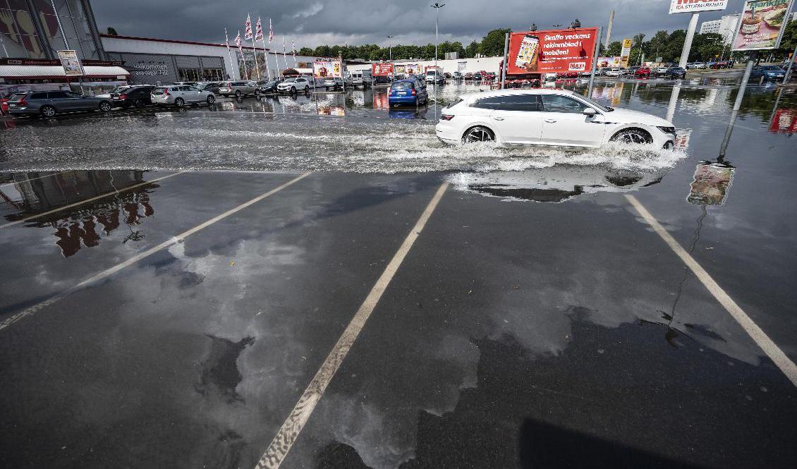 
På onsdagen drabbades Kristianstad av översvämningar efter att stora regnmängder fallit i samband med ett kraftigt åskväder. Foto: Johan Nilsson/TT                                            