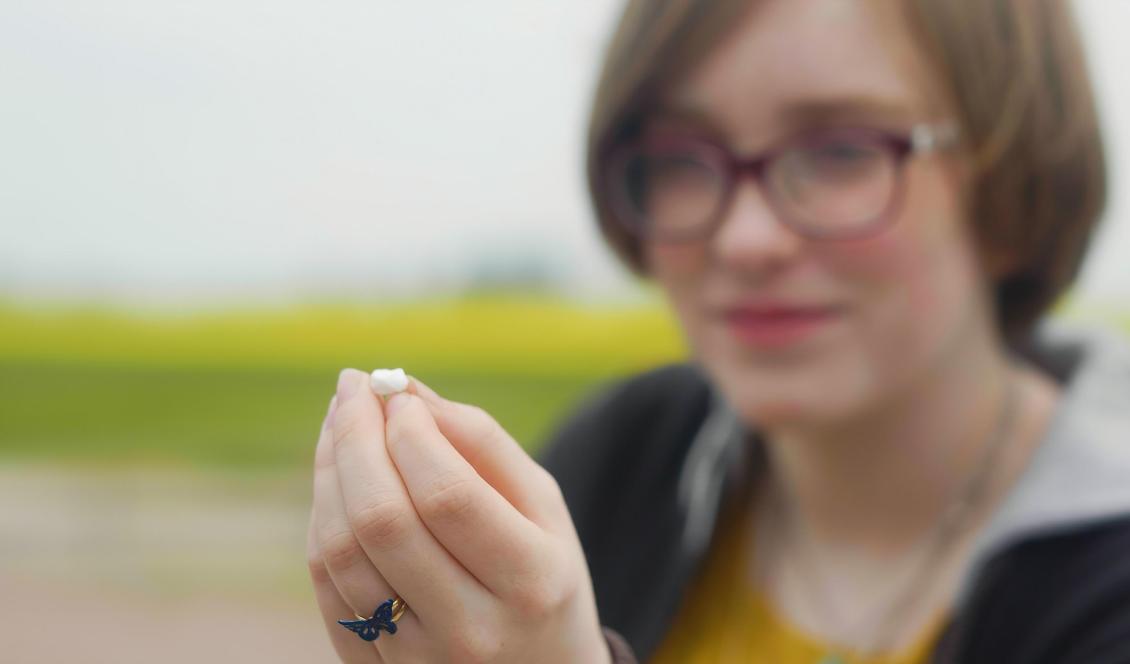 Ines Roos Bengtsson visar upp en tand som visade sig vara 2 100 år gammal. Foto: Uppåkrastiftelsen