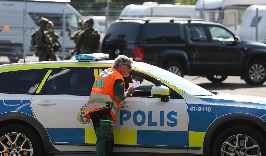 En stor insats pågår på Hällbyfängelset utanför Eskilstuna . Två intagna har tagit personal som gisslan. Foto: Per Karlsson/TT