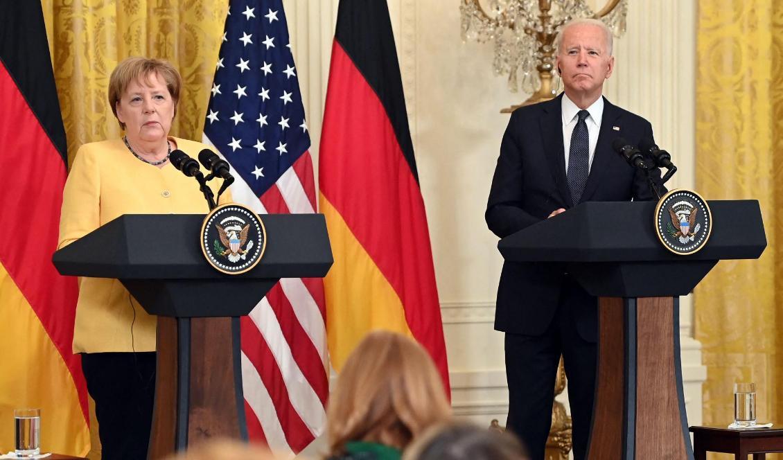 
USA:s president Joe Biden och den tyska förbundskanslern Angela Merkel håller en gemensam presskonferens i Vita huset den 15 juli 2021. Foto: Saul Loeb/AFP via Getty Images                                            