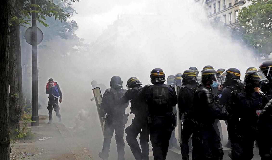 Tårgas sattes in mot demonstranter i Paris på lördagen. Foto: Adrienne Surprenant/AP/TT