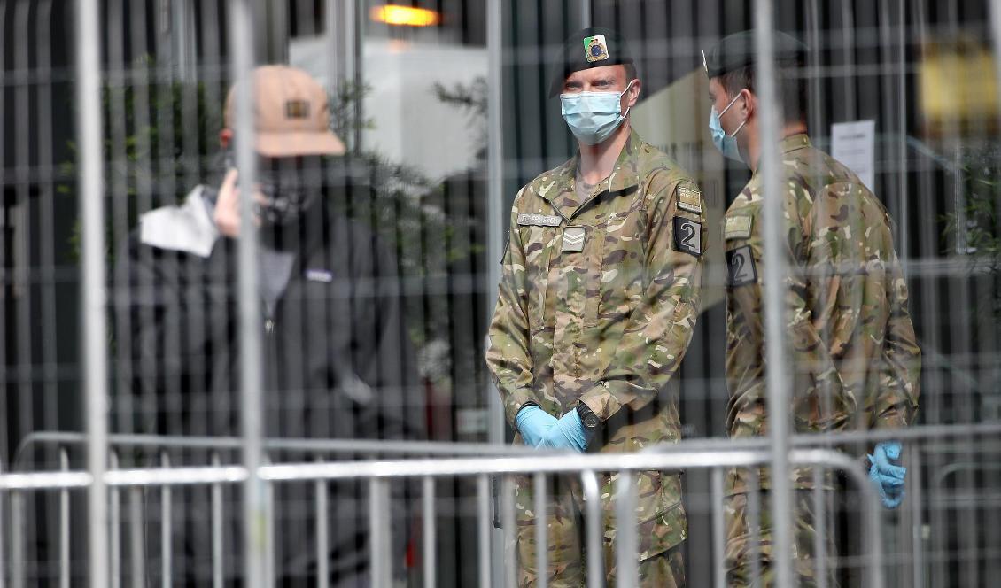 Nyzeeländsk militär vaktar ett hotell i staden Auckland som används som en plats för att isolera personer smittade med covid-19, den 7 september 2020. Foto: Fiona Goodall/Getty Images