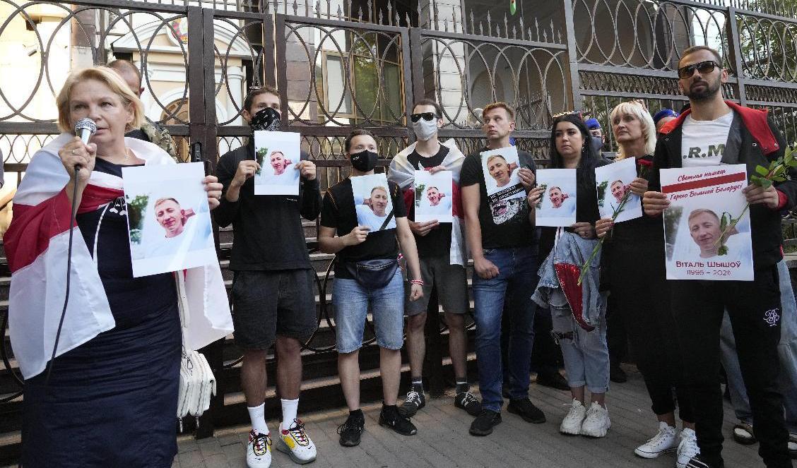 
Belarusier håller upp porträtt på Vitalij Sjisjov utanför Belarus ambassad i Kiev. Foto: Efrem Lukatsky/AP/TT                                            