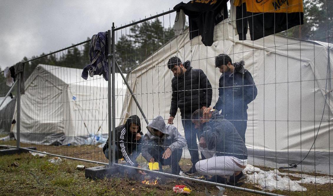 Migranter i ett nybyggt läger söder om huvudstaden Vilnius i Litauen. Foto: Mindaugas Kulbis/AP/TT