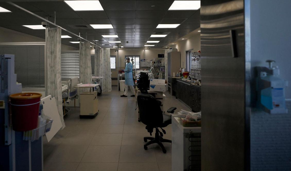 Sjukvårdspersonal på covid-19-avdelningen på Ziv Medical Centre i Safed i norra Israel, den 12 augusti 2021. Foto: JALAA MAREY/AFP