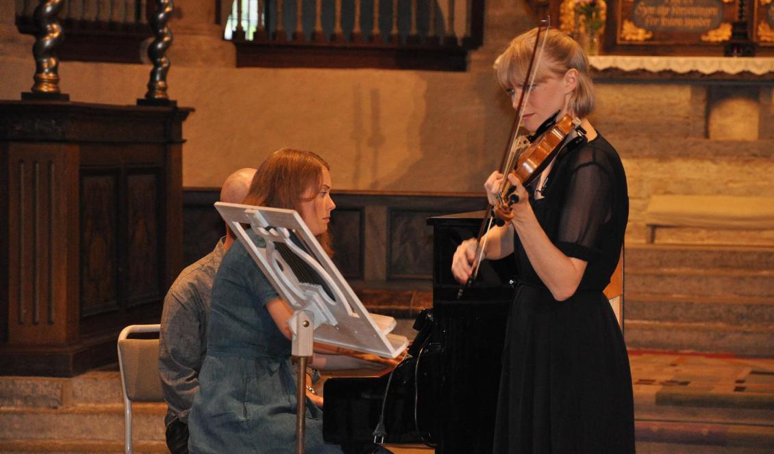Violinisten Ylva Larsdotter och pianisten Anna Christensson gav en minnesvärd konsert i Varnhems klosterkyrka. Foto: Jenny Ljungkvist