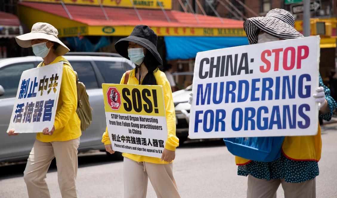 Falun Gong-utövare deltar i en parad i protest mot kommunistpartiets förföljelse i Kina, den 18 juli 2021 i Brooklyn, New York. Foto: Chung I Ho/Epoch Times