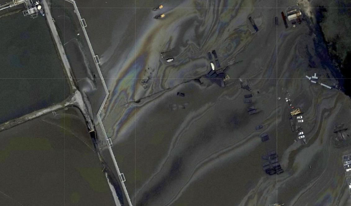 Amerikanska kustbevakning jobbar med att bekämpa ett oljeutsläpp utanför delstaten Louisianas kust, orsakat av orkanen Ida. Foto: Handout AP/TT