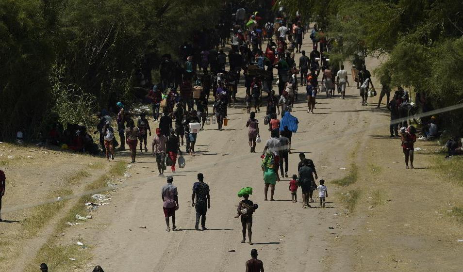 Migranter på den amerikanska sidan gränsen, i Del Rio, Texas, i fredags. Foto: Eric Gay/AP/TT