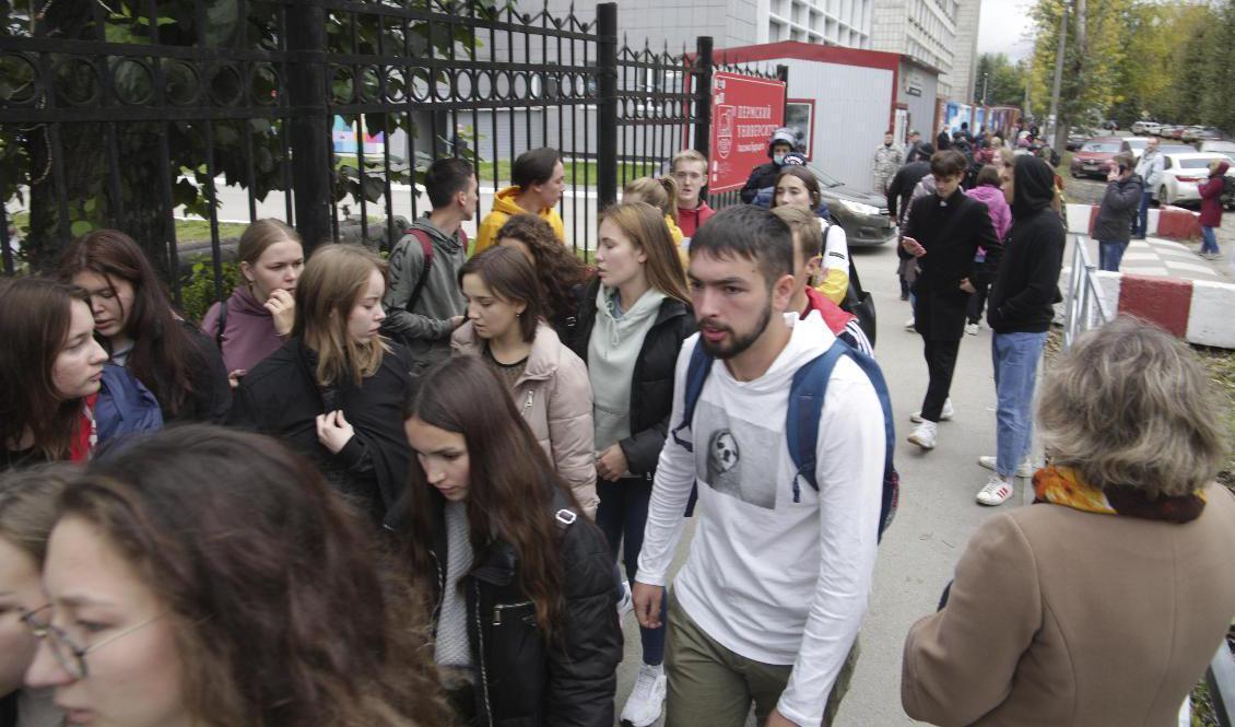 Studenter samlas utanför universitetet i Perm, där en skottlossning ägt rum under måndagen. Foto: Anastasia Yakovleva/AP/TT