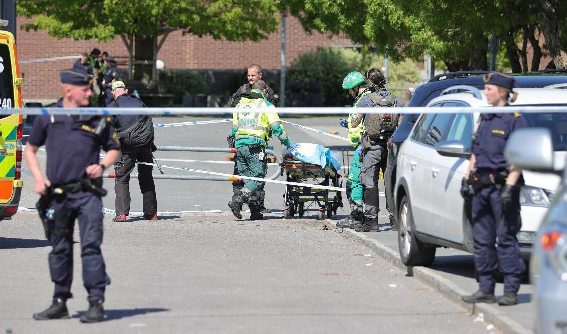 Polis och ambulans på plats i stadsdelen Hjällbo i Göteborg efter skottlossningen där en man i 40-årsåldern dödades, några dagar efter upploppet i området. Arkivbild. Foto: TT